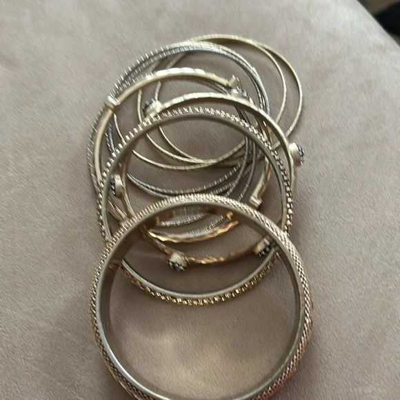Six gold bangle bracelets, different styles - Picture 3 of 3